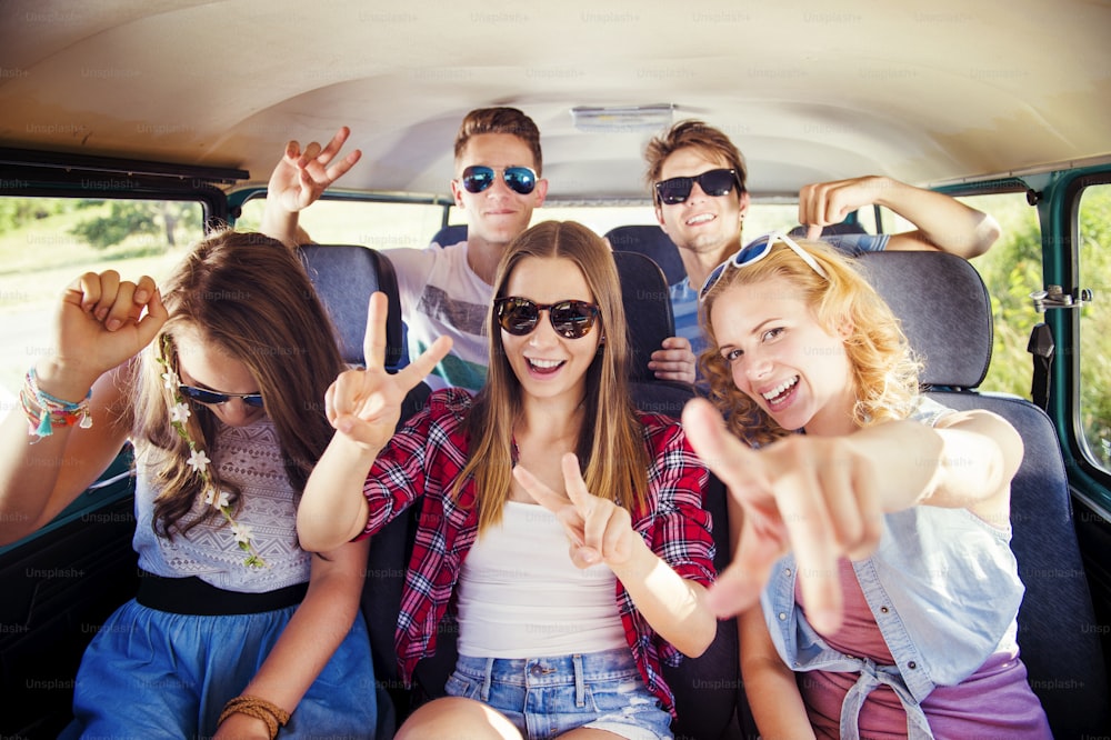Jovens amigos hipsters em uma viagem de carro em um dia de verão