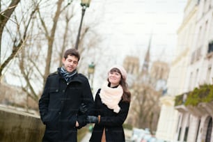 Couple se promenant dans Paris