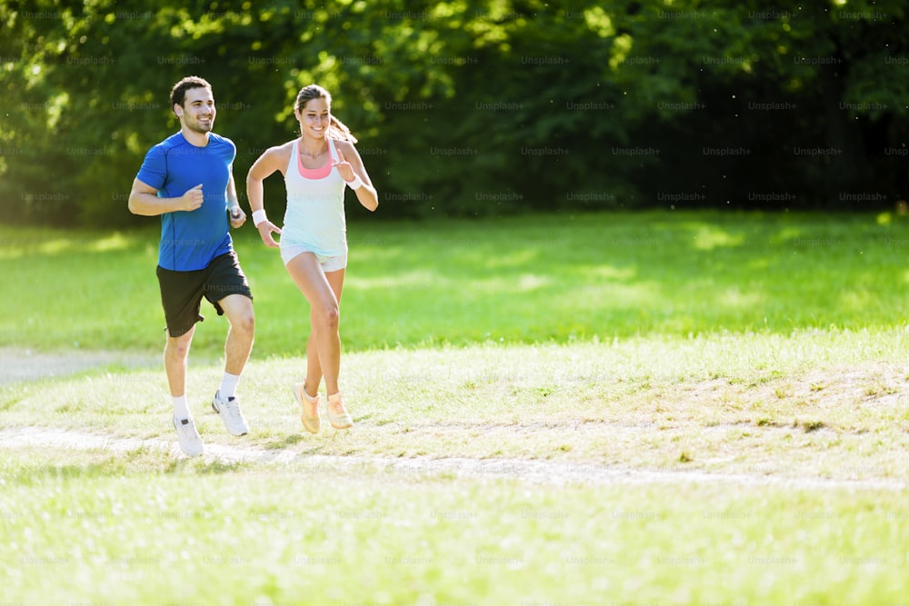 Jóvenes trotando y haciendo ejercicio en la naturaleza