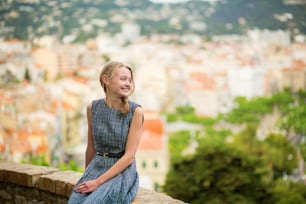 Mulher jovem elegante na cidade velha de Cannes, France