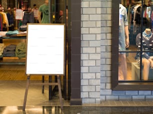 Panneau en bois vierge avec espace de copie pour votre message texte ou votre contenu dans un centre commercial moderne.