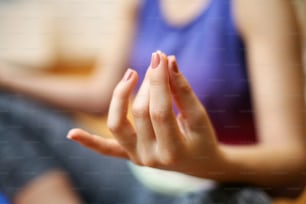 Frau, die zu Hause meditiert und Yoga praktiziert.