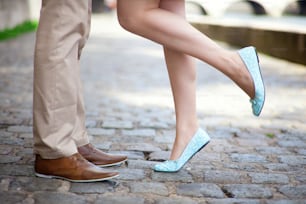 Männliche und weibliche Beine während eines romantischen Dates