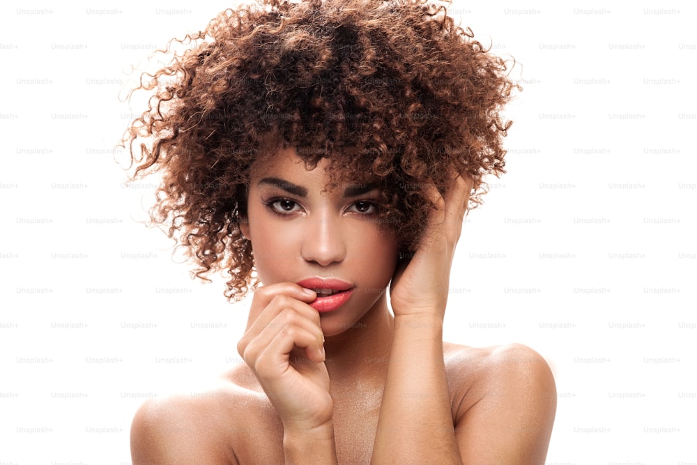 Impresionante hermosa joven afroamericana negra. Retrato de belleza. Peinado afro. Maquillaje glamuroso. Fondo blanco. Toma de estudio.