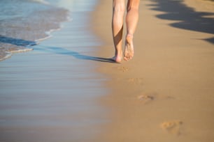 Mujer joven caminando o corriendo en la playa