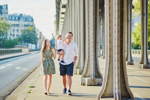 Heureuse famille de trois personnes profitant de leurs vacances à Paris, France