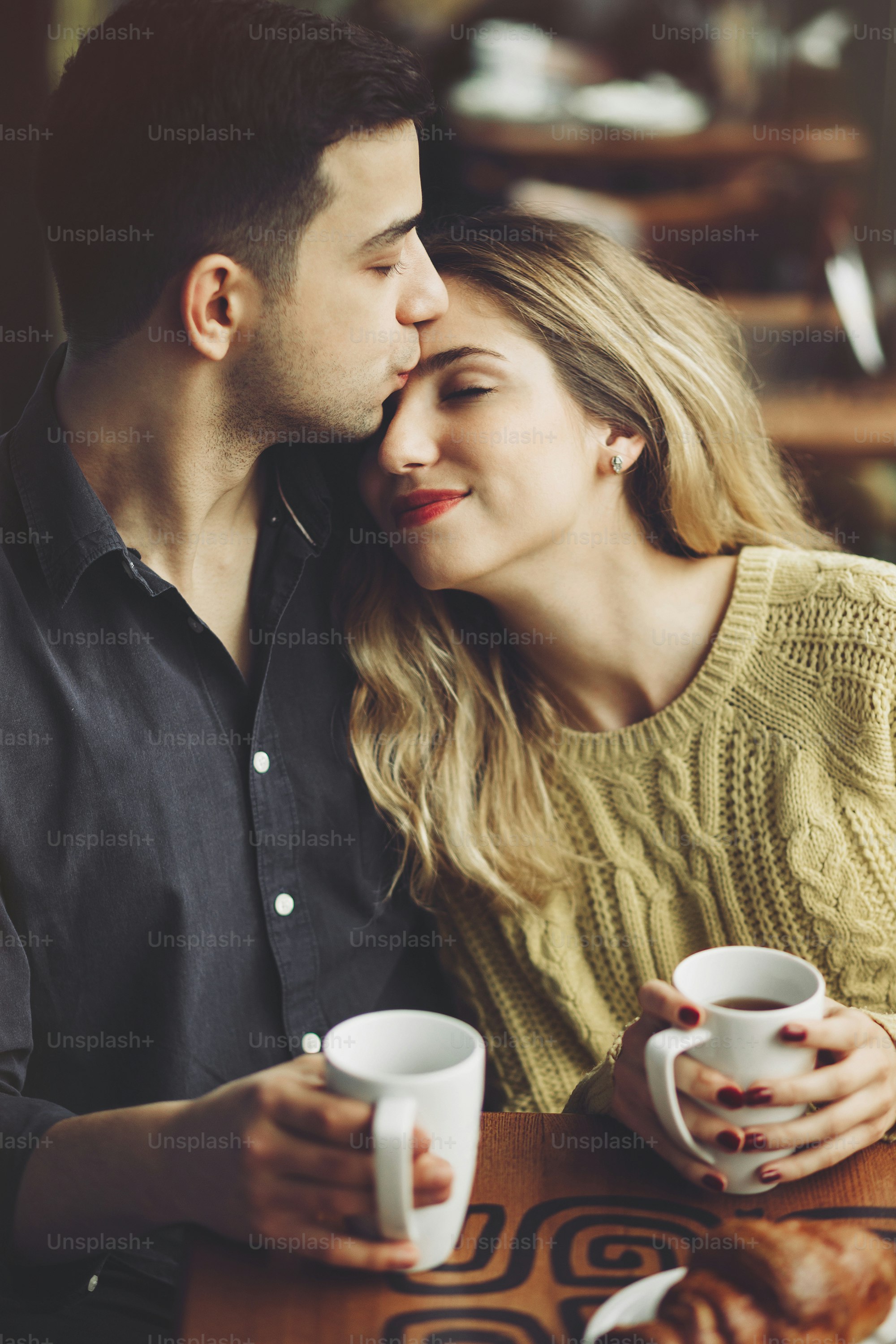 Couple amoureux buvant du café et s’amusant dans un café. Concepts d’amour. Image de style effet vintage