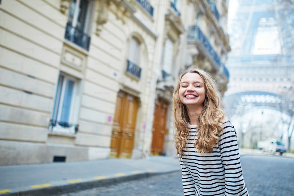 Bella ragazza all'aperto vicino alla torre Eiffel, a Parigi