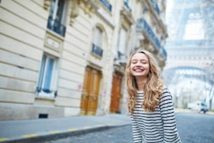 Belle jeune fille en plein air près de la tour Eiffel, à Paris