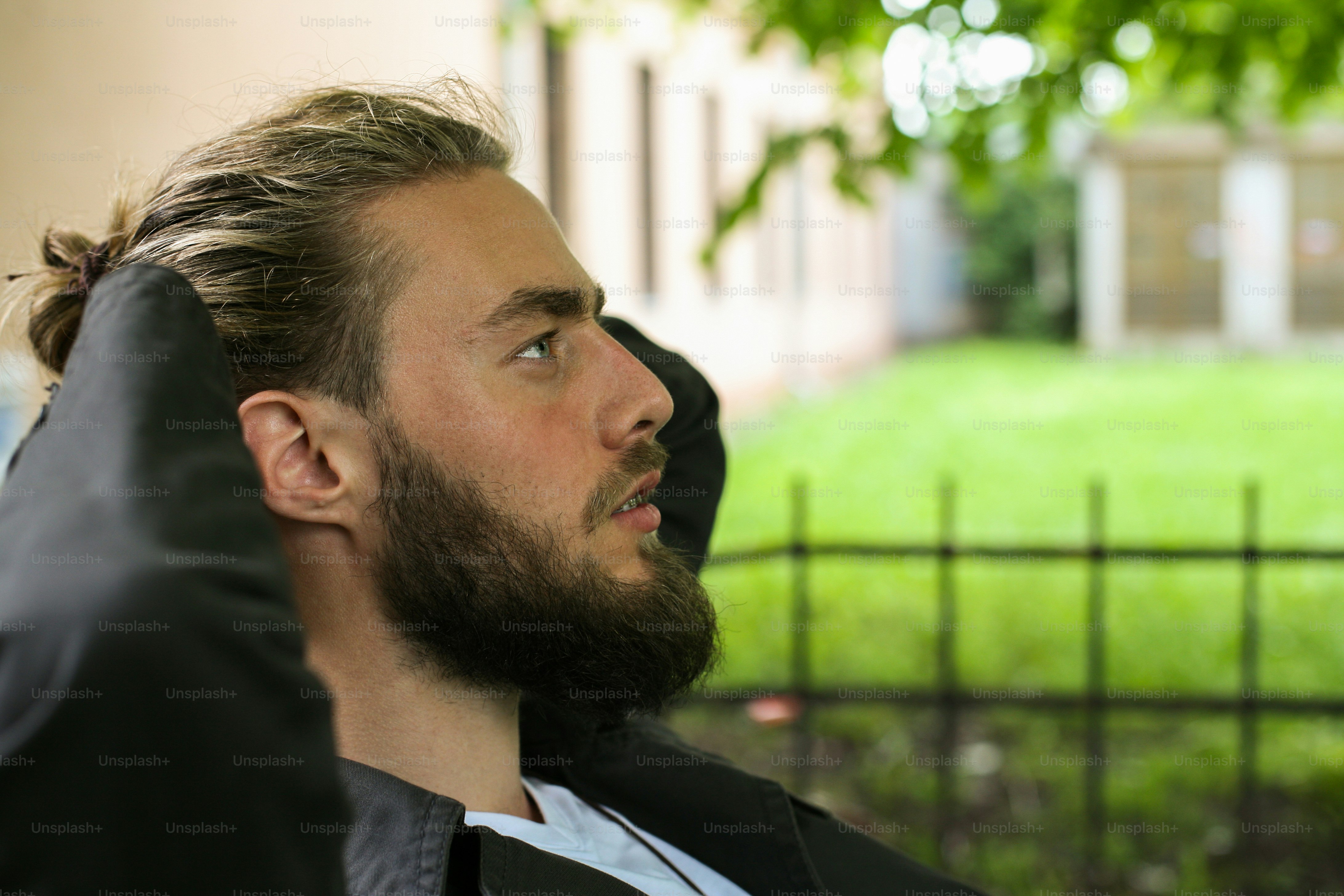 Jeune homme caucasien profitant de l’extérieur. Espace pour la copie.