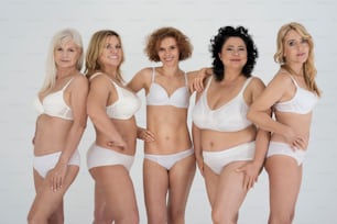 Gruppo di donne naturali in lingerie classica