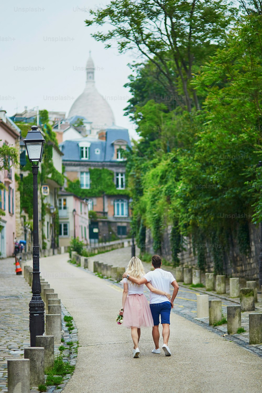 フランス・パリのモンマルトルを歩くロマンチックなカップル