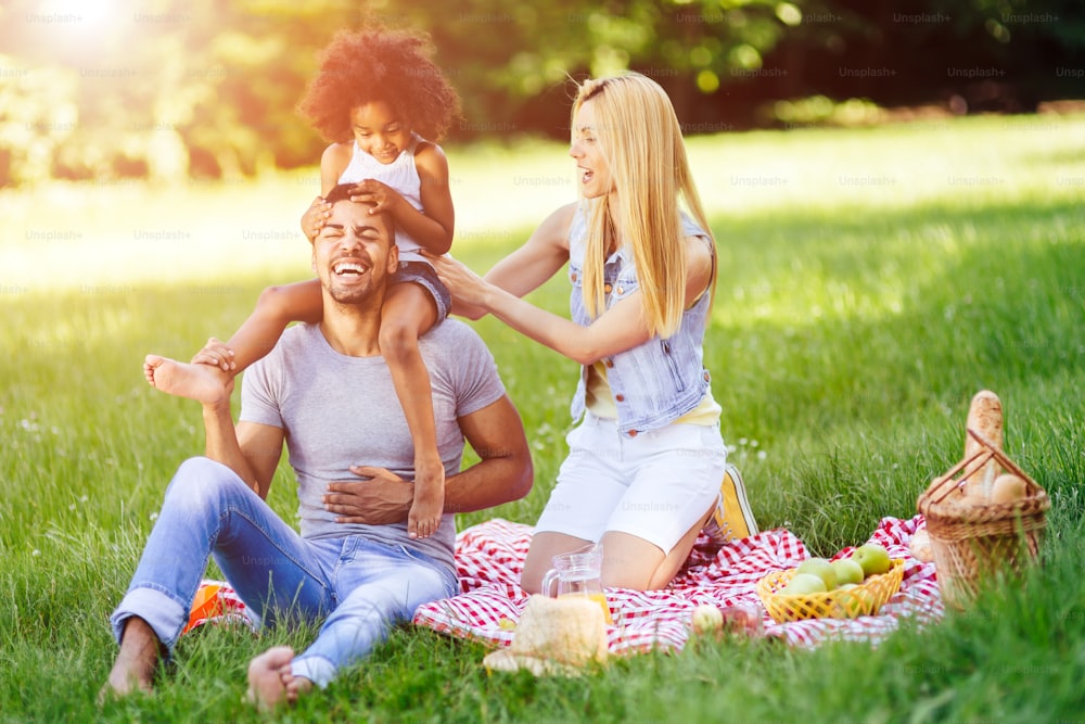 Allegro picnic in famiglia felice in una bella giornata