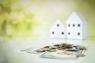 Copyspace de economizar dinheiro para o conceito de casa em fundo desfocado.â ̈Copyspace de economizar dinheiro para o conceito de casa.