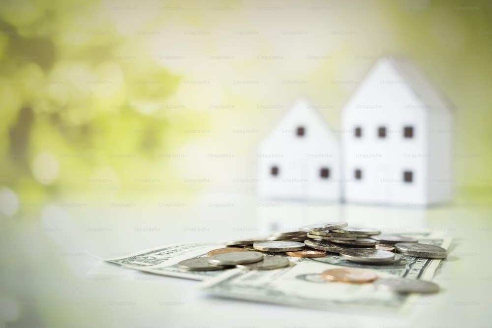 Copyspace di risparmiare denaro per il concetto di casa su sfondo sfocato.â ̈Copyspace di risparmiare denaro per il concetto di casa.