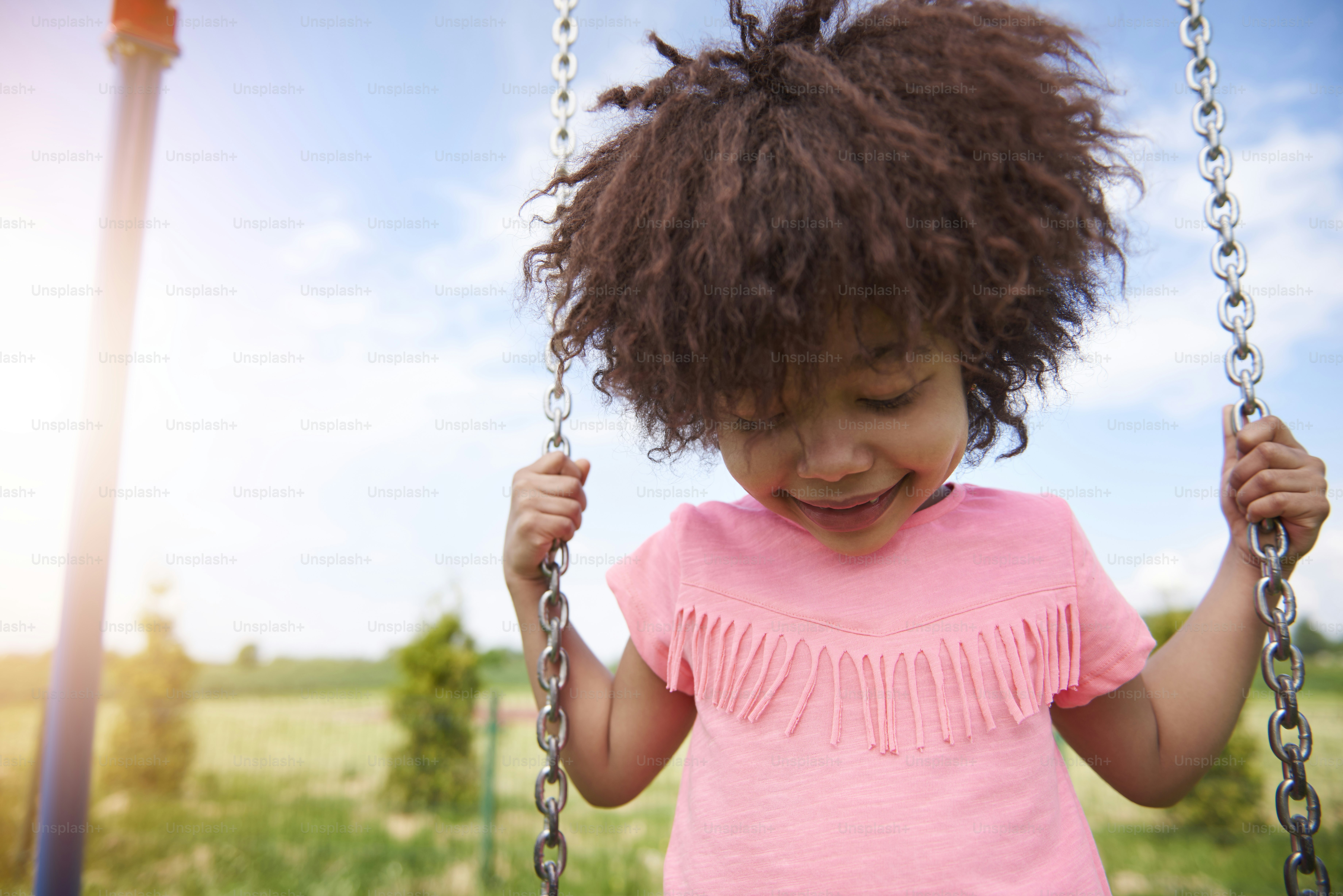Le encanta columpiarse en el patio de recreo foto – Imagen de Niña ...