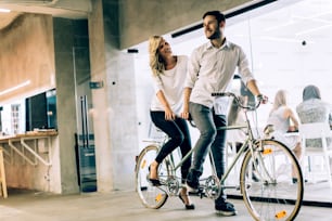 Uomini d'affari sulla bicicletta gemella con obiettivi mutali e stessa visione nel business