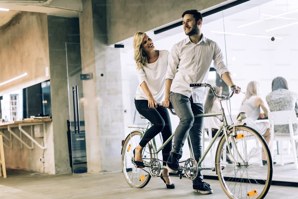 Pessoas de negócios em bicicleta dupla com objetivos mutais e mesma visão nos negócios