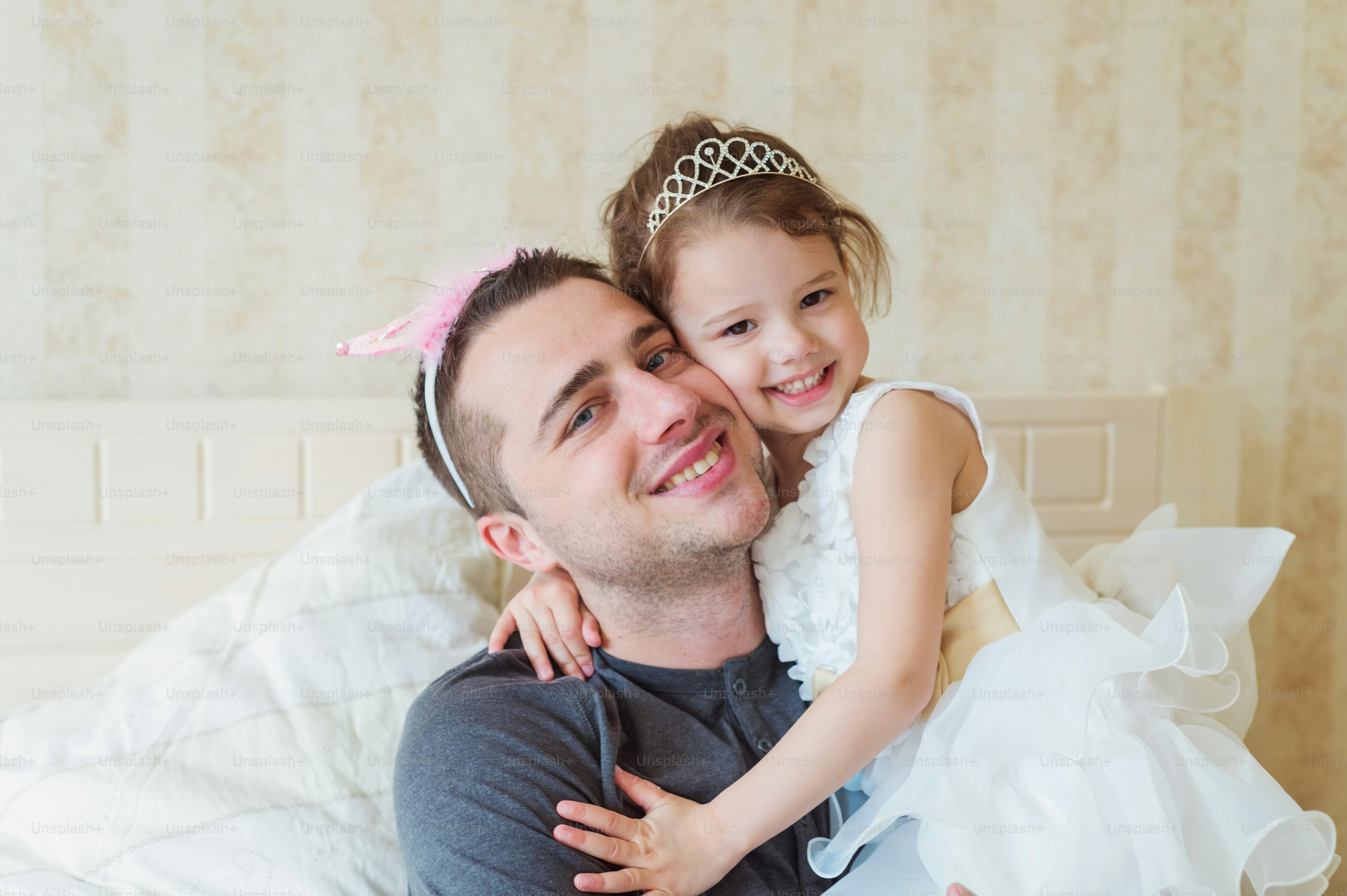 Mignonne petite fille en robe de princesse avec son père portant des  couronnes, souriant photo – Image de Domicile sur Unsplash, image size:3000x1997