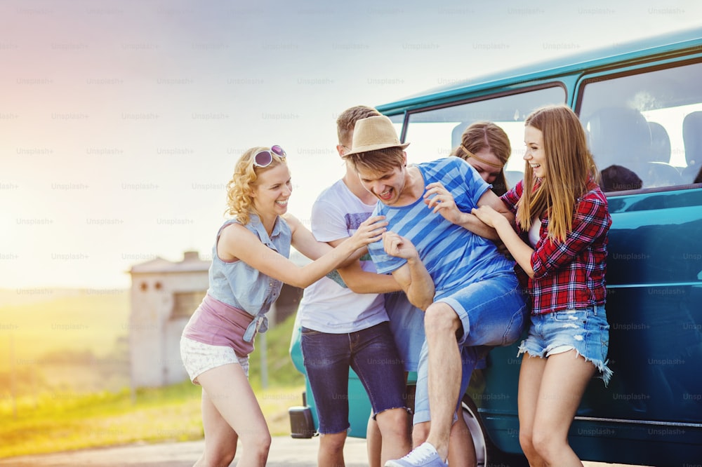 Jovens amigos hipsters em viagem de carro em um dia de verão