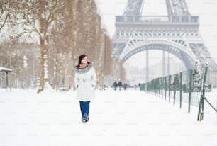 Mulher nova em Paris em um dia de inverno