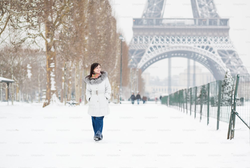 Giovane donna a Parigi in un giorno d'inverno