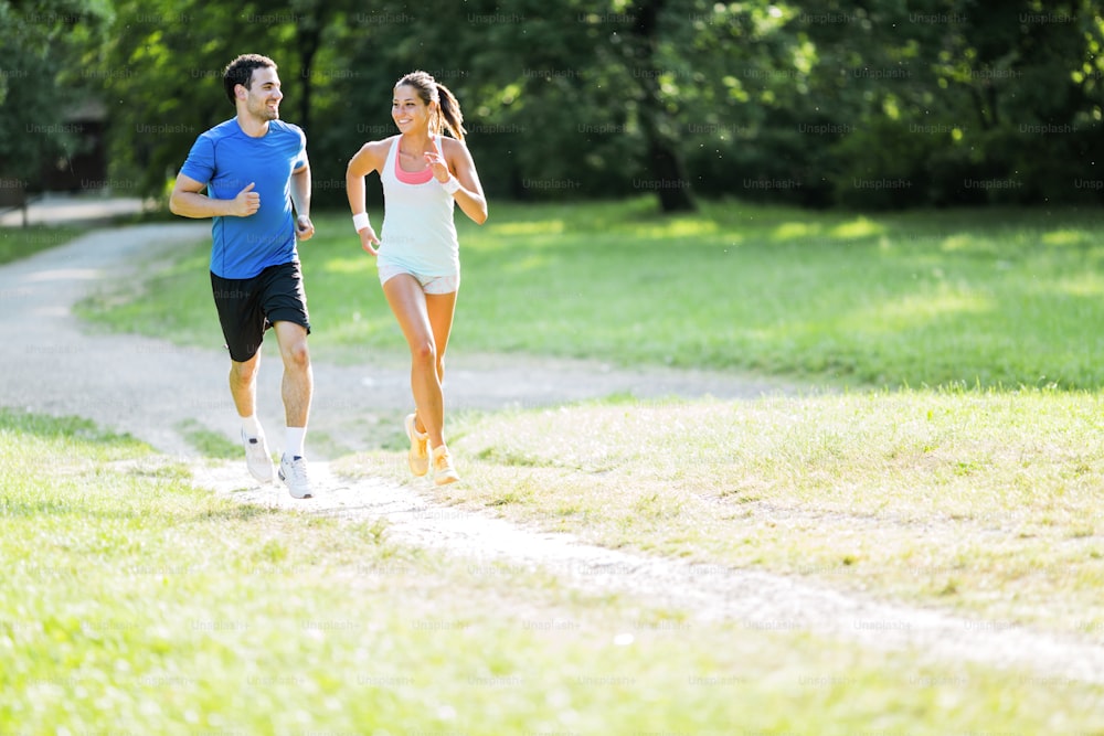 Des jeunes font du jogging et de l’exercice dans la nature