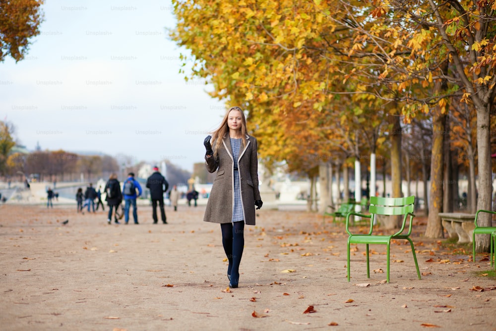Fille marchant dans le jardin des Tuileries un jour d’automne