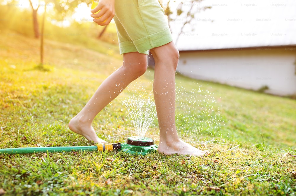 夏の庭の少年の足