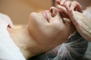 Donna che si fa massaggiare il viso.