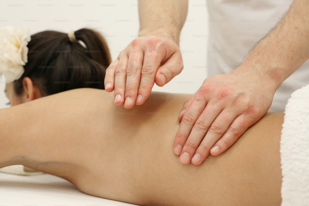 Femme profitant d’un traitement de massage.