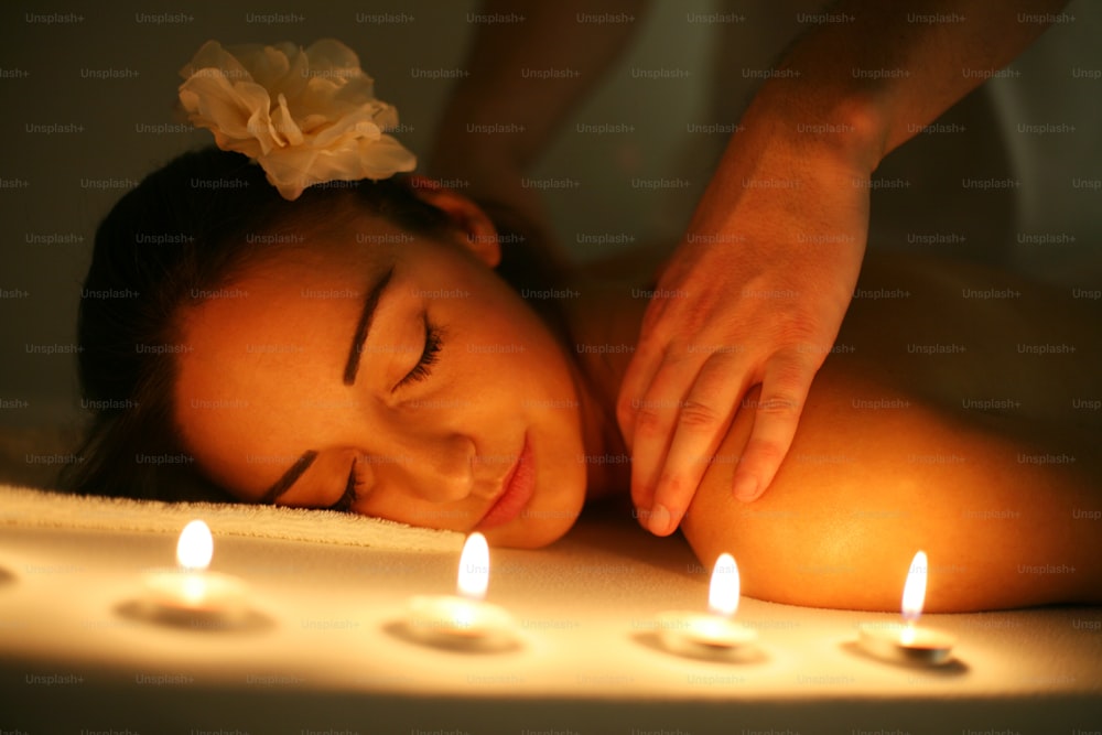 Mujer durante un tratamiento de masaje en spa.