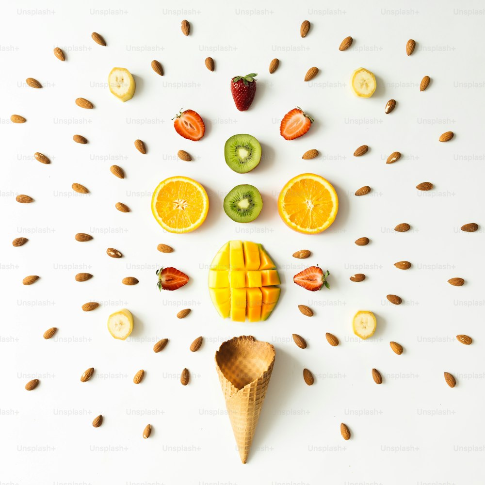 Kreatives Layout von frischen Früchten, Nüssen und Eistüten. Flache Liege. Sommerkonzept.