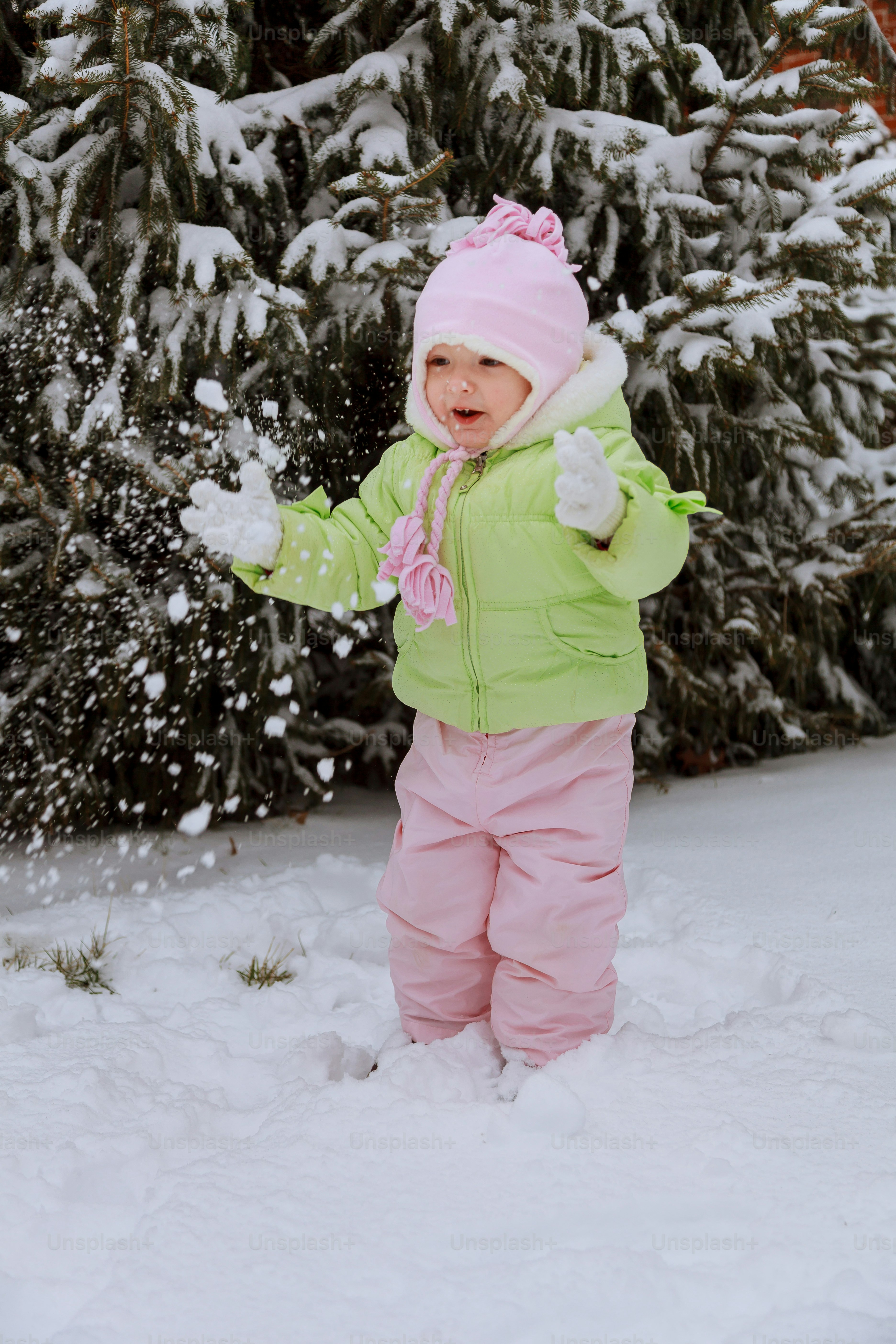 Bambina che gioca con la neve bella bambina che gioca con la neve foto