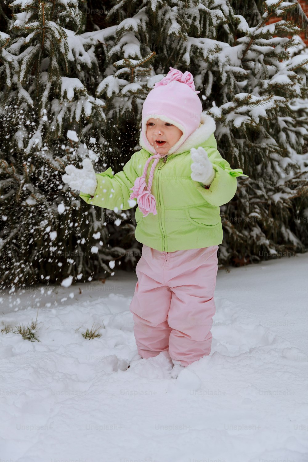 Menina que brinca com a neve menina bonita que brinca com a neve