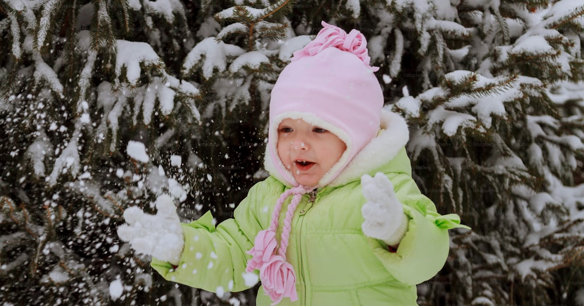 Bambina che gioca con la neve bella bambina che gioca con la neve foto