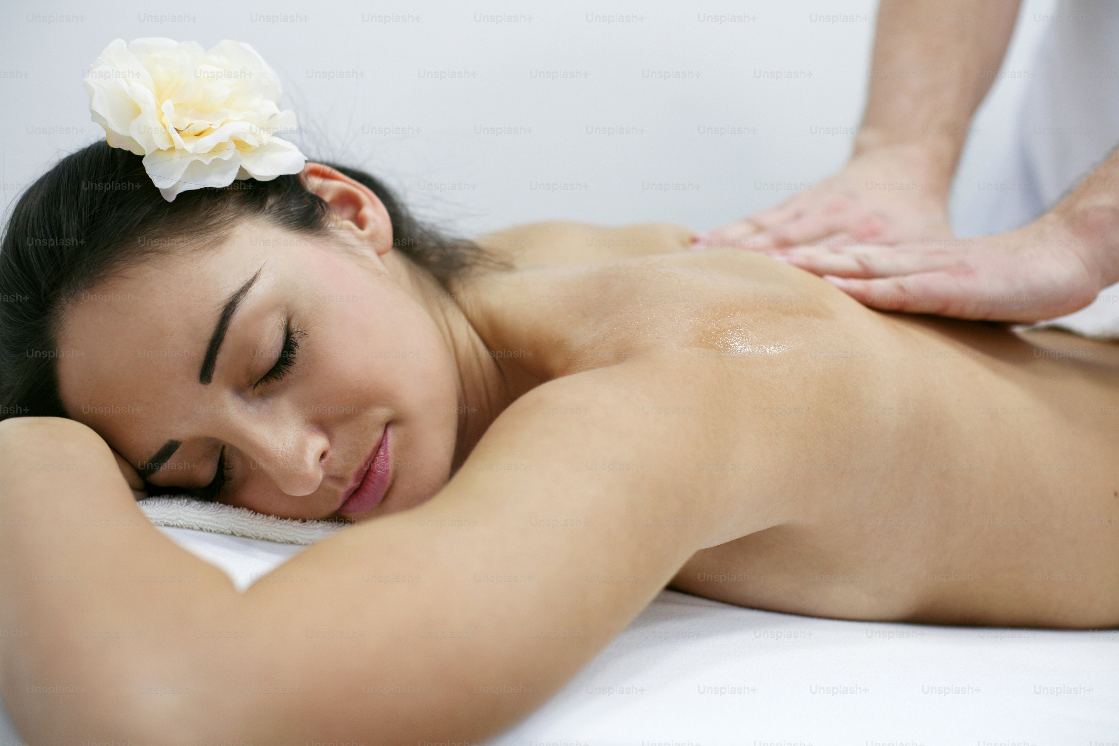 Wanita selama perawatan pijat di spa.