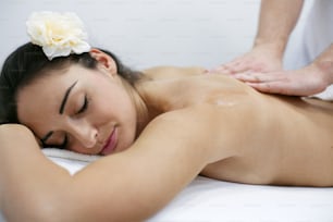 Frau während einer Massagebehandlung im Spa.
