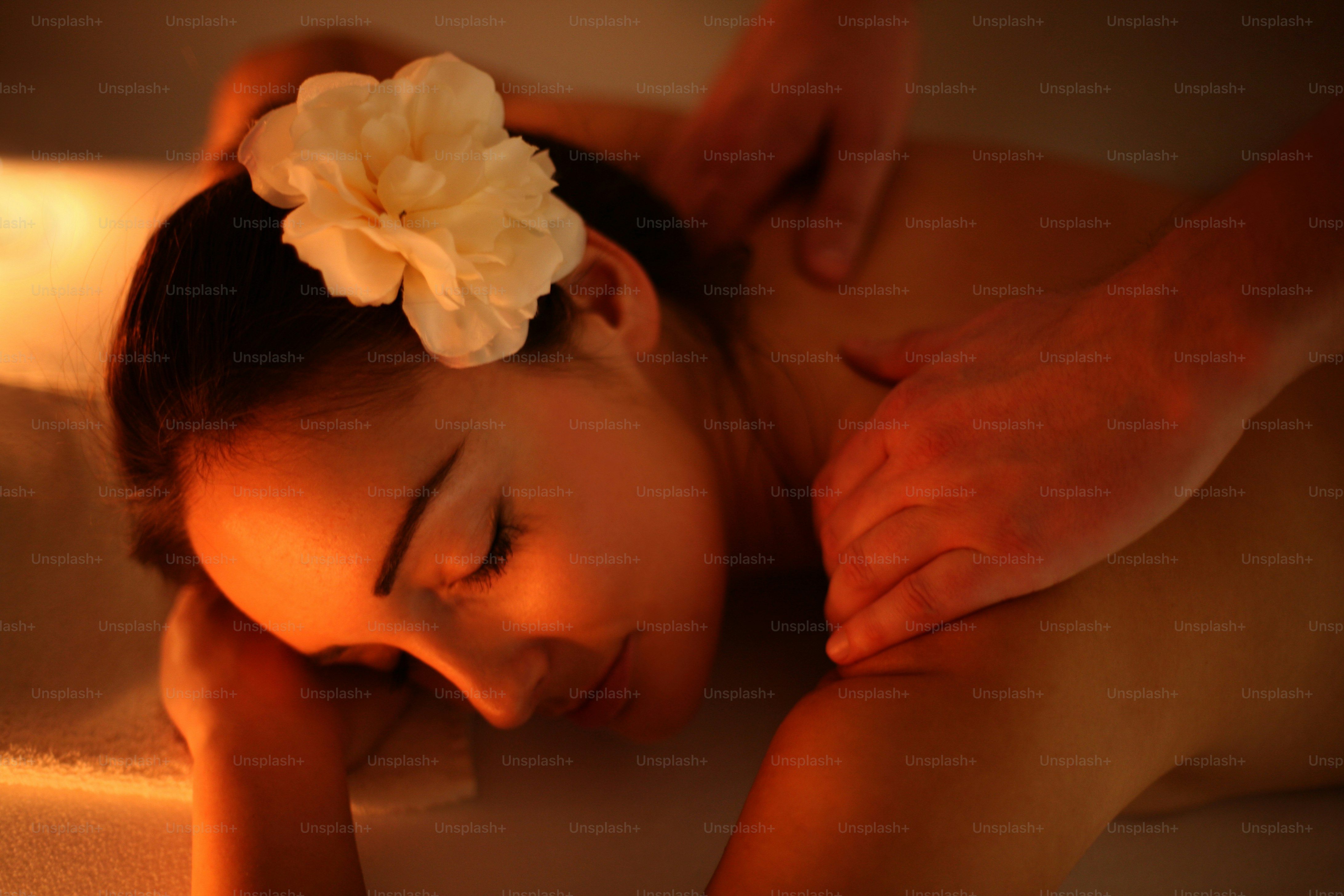 Wanita selama perawatan pijat di spa.