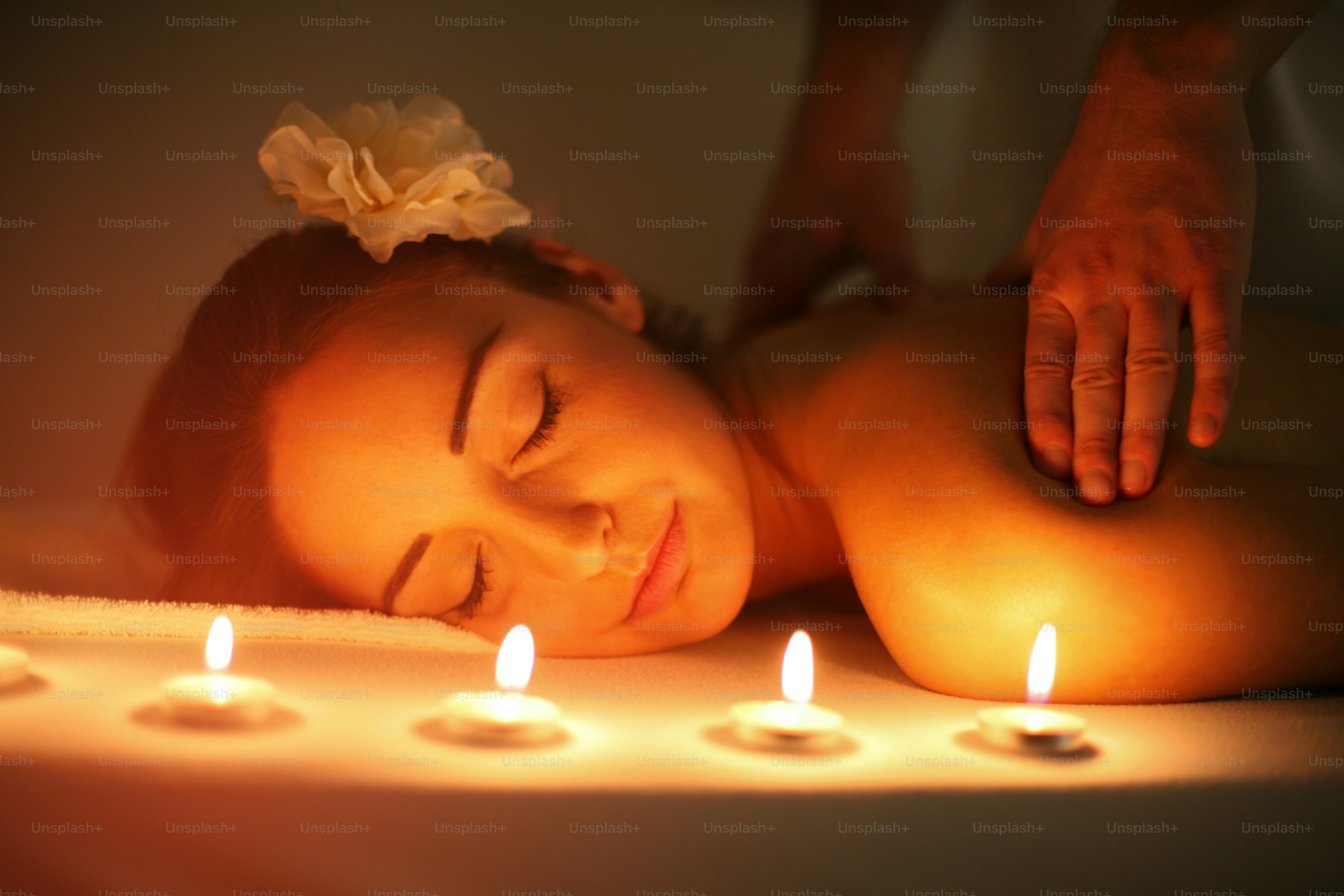 Mujer durante un tratamiento de masaje en el spa.