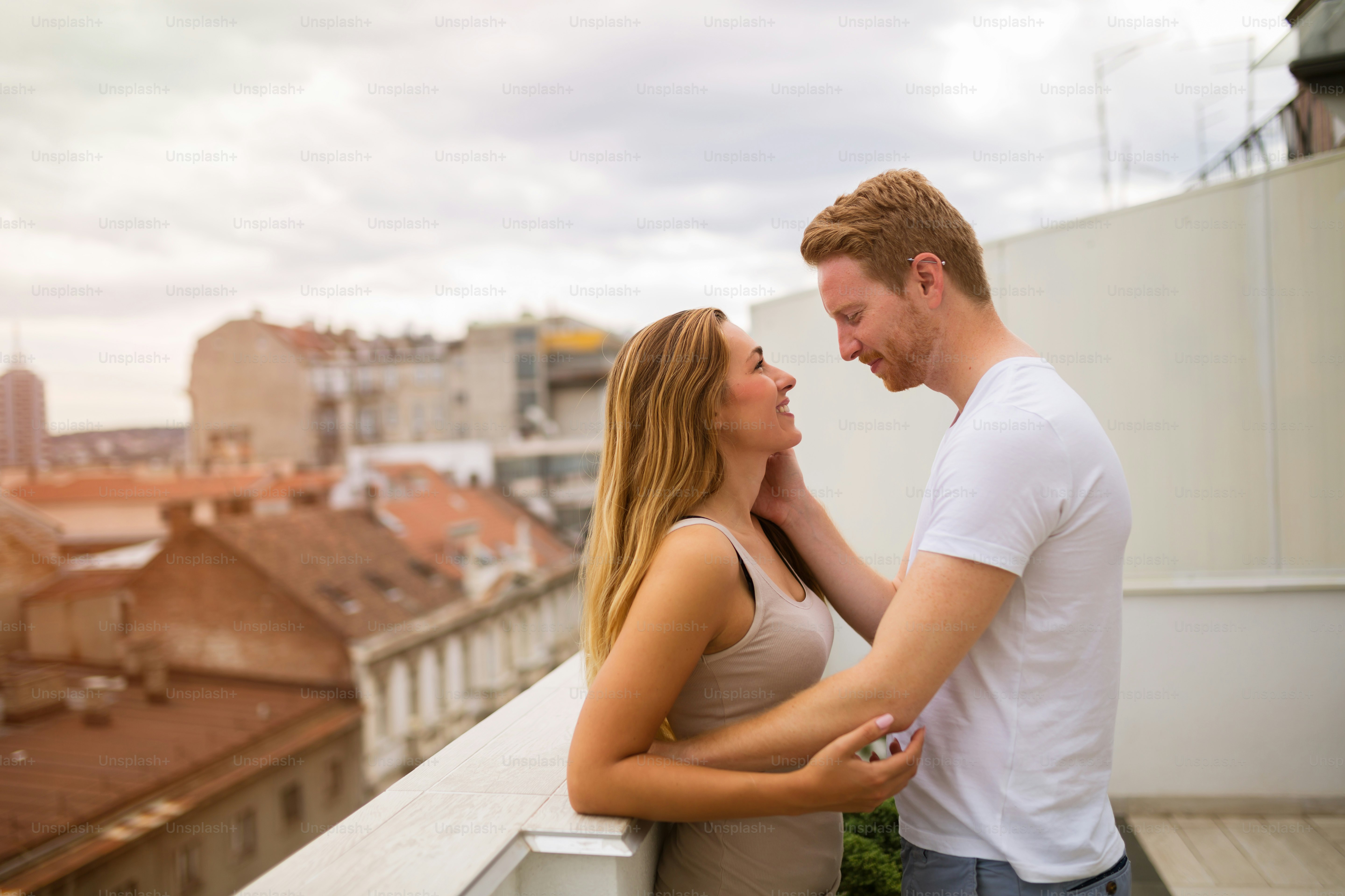 Romance sensual no telhado do casal pela manhã
