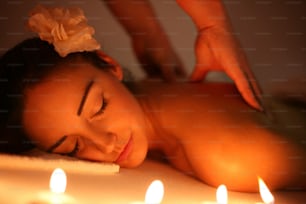 Mujer durante un tratamiento de masaje en el spa.