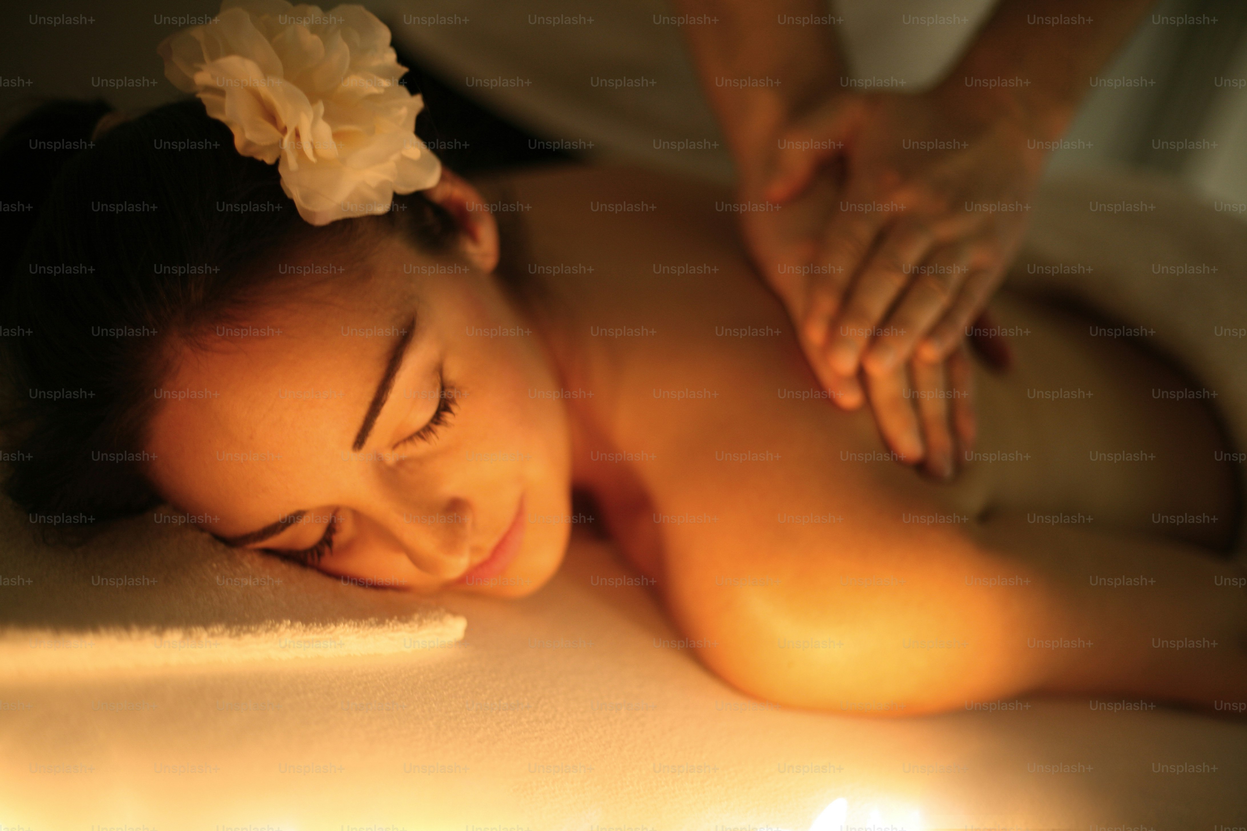 Wanita selama perawatan pijat di spa.