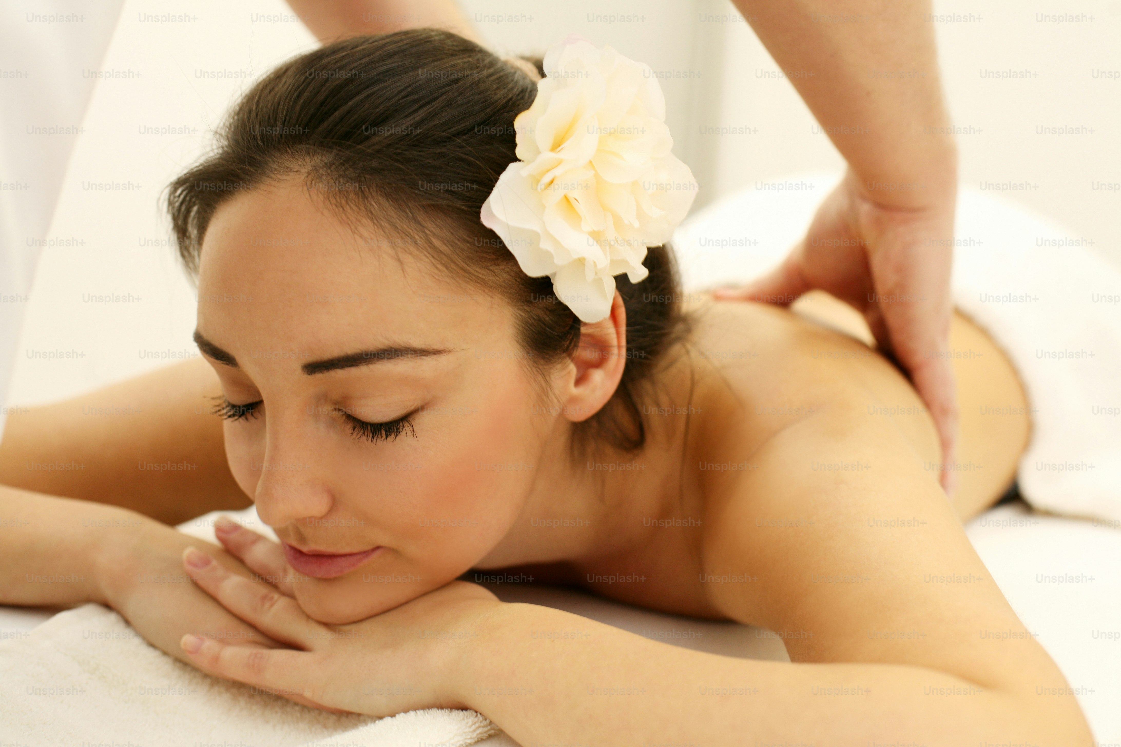 Wanita selama perawatan pijat di spa.