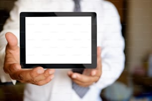 Mão do empresário mostrando tela em branco do tablet.