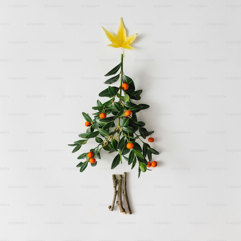 나뭇잎과 열매로 만든 크리스마스 트리. 플랫 레이. 휴일 개념입니다.