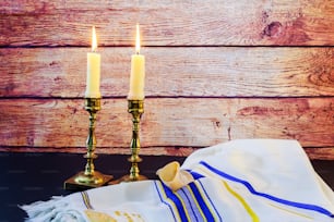 ユダヤ教の祝日の安息日の画像。木製のテーブルの上のカラパンとカンデラ