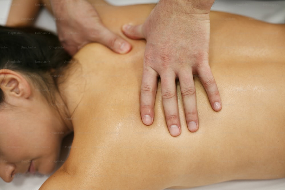 Mulher durante um tratamento de massagem no spa.