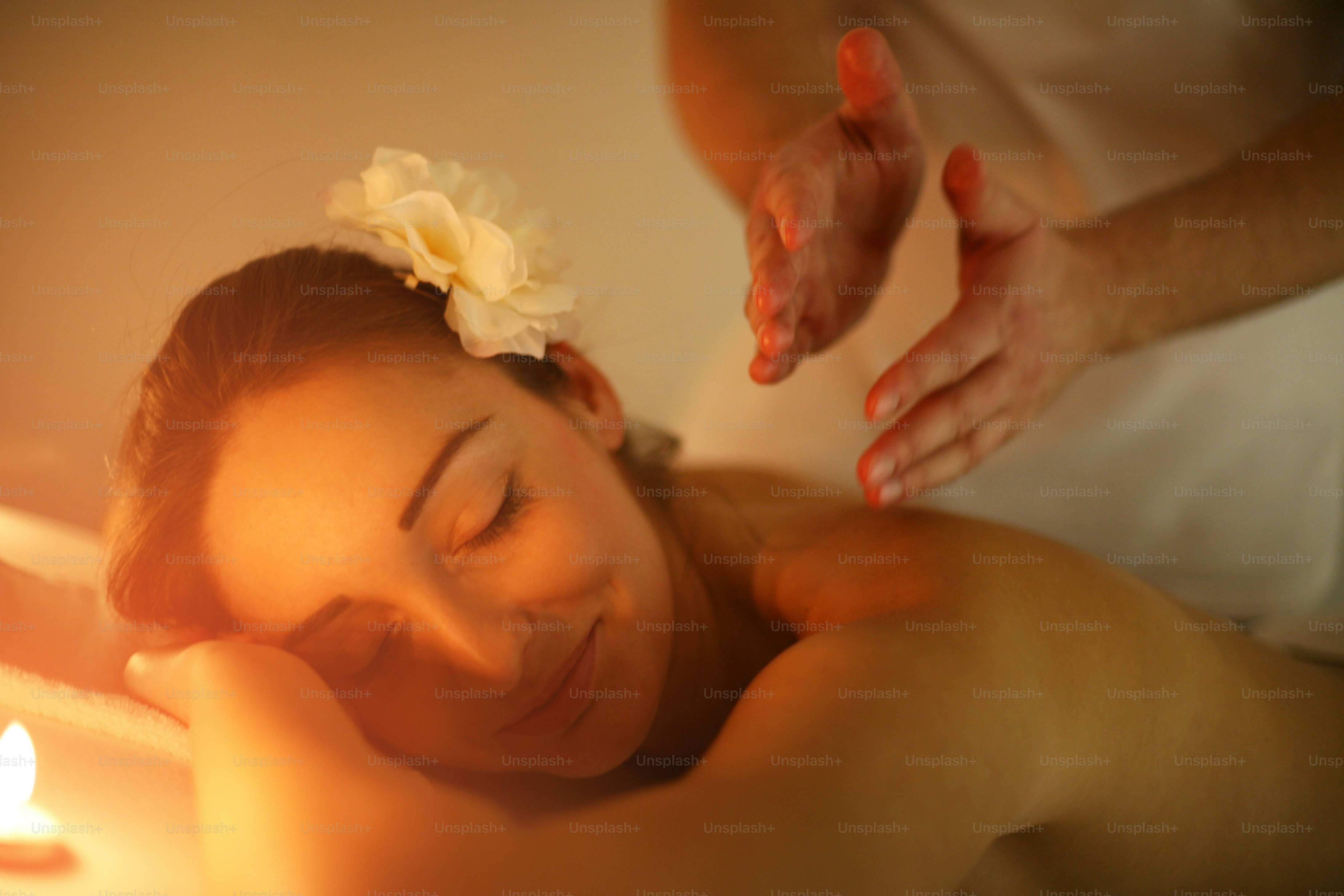 Mujer durante un tratamiento de masaje en el spa.