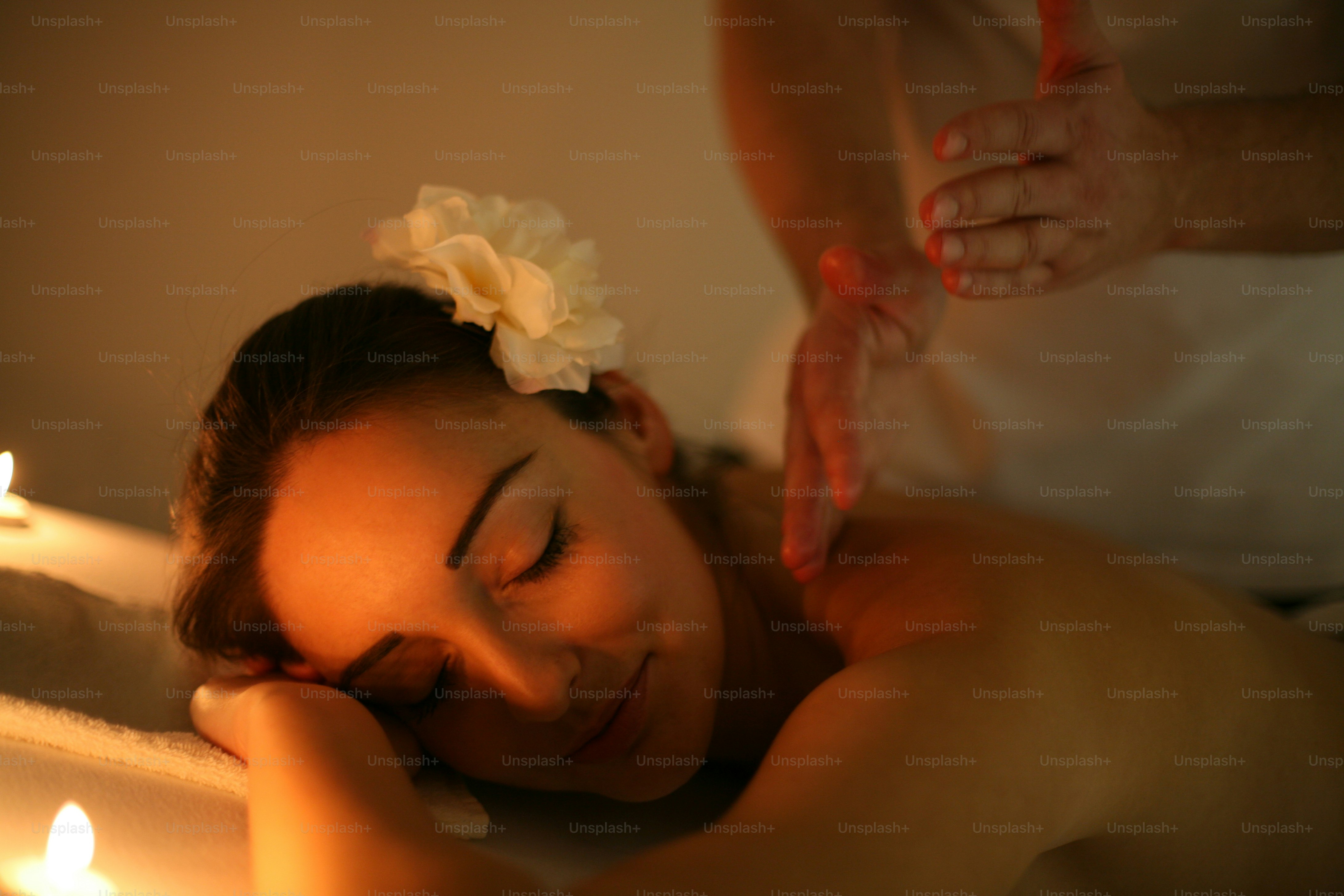 Mujer durante un tratamiento de masaje en el spa.